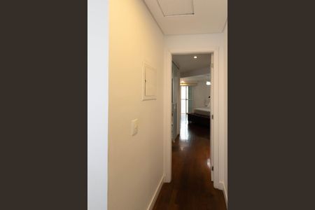 Casa de condomínio à venda com 560m², 5 quartos e 6 vagas Casa de condomínio à venda com 560m², 5 quartos e 6 vagasHall
