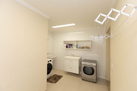Casa de condomínio à venda com 560m², 5 quartos e 6 vagas Casa de condomínio à venda com 560m², 5 quartos e 6 vagasÁrea de Serviço