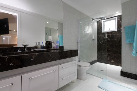 Casa de condomínio à venda com 560m², 5 quartos e 6 vagas Casa de condomínio à venda com 560m², 5 quartos e 6 vagasBanheiro da Suíte 3