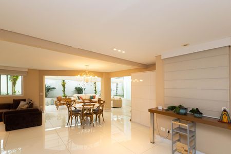 Casa de condomínio à venda com 560m², 5 quartos e 6 vagas Casa de condomínio à venda com 560m², 5 quartos e 6 vagasSala