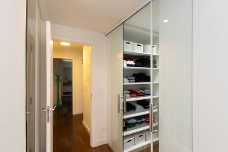 Casa de condomínio à venda com 560m², 5 quartos e 6 vagas Casa de condomínio à venda com 560m², 5 quartos e 6 vagasCloset