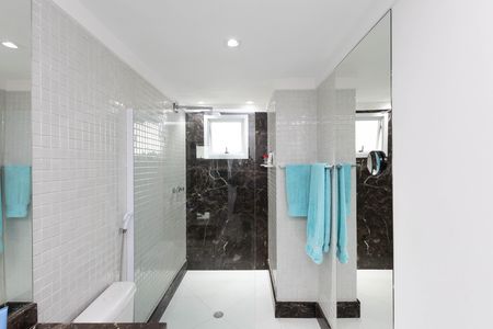 Casa de condomínio à venda com 560m², 5 quartos e 6 vagas Casa de condomínio à venda com 560m², 5 quartos e 6 vagasBanheiro da Suíte 3