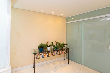 Casa de condomínio à venda com 560m², 5 quartos e 6 vagas Casa de condomínio à venda com 560m², 5 quartos e 6 vagasSala