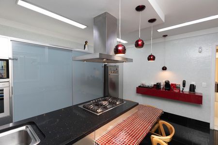 Casa de condomínio à venda com 560m², 5 quartos e 6 vagas Casa de condomínio à venda com 560m², 5 quartos e 6 vagasCozinha