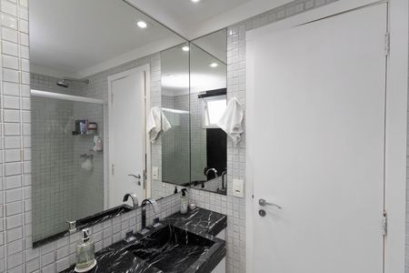 Casa de condomínio à venda com 560m², 5 quartos e 6 vagas Casa de condomínio à venda com 560m², 5 quartos e 6 vagasBanheiro da Suíte 2