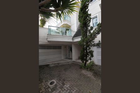 Casa de condomínio à venda com 560m², 5 quartos e 6 vagas Casa de condomínio à venda com 560m², 5 quartos e 6 vagasFachada