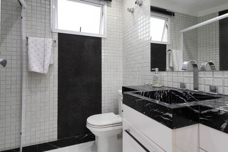 Casa de condomínio à venda com 560m², 5 quartos e 6 vagas Casa de condomínio à venda com 560m², 5 quartos e 6 vagasBanheiro da Suíte 2