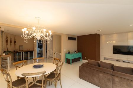 Casa de condomínio à venda com 560m², 5 quartos e 6 vagas Casa de condomínio à venda com 560m², 5 quartos e 6 vagasSala