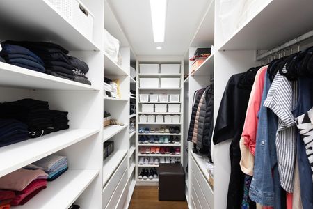 Casa de condomínio à venda com 560m², 5 quartos e 6 vagas Casa de condomínio à venda com 560m², 5 quartos e 6 vagasCloset