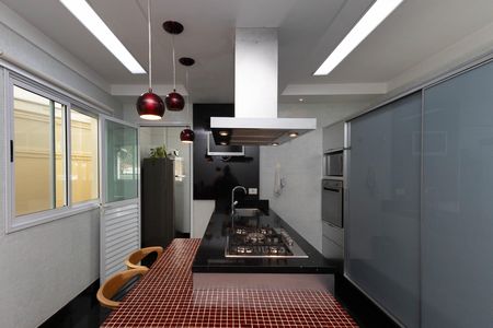 Casa de condomínio à venda com 560m², 5 quartos e 6 vagas Casa de condomínio à venda com 560m², 5 quartos e 6 vagasCozinha