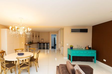 Casa de condomínio à venda com 560m², 5 quartos e 6 vagas Casa de condomínio à venda com 560m², 5 quartos e 6 vagasSala
