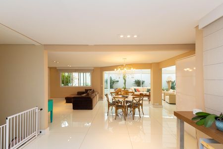 Sala  de casa de condomínio à venda com 5 quartos, 560m² em Horto Florestal, São Paulo