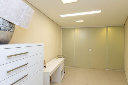 Casa de condomínio à venda com 560m², 5 quartos e 6 vagas Casa de condomínio à venda com 560m², 5 quartos e 6 vagasEscritório