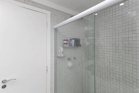 Casa de condomínio à venda com 560m², 5 quartos e 6 vagas Casa de condomínio à venda com 560m², 5 quartos e 6 vagasBanheiro da Suíte 2