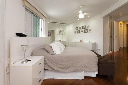 Casa de condomínio à venda com 560m², 5 quartos e 6 vagas Casa de condomínio à venda com 560m², 5 quartos e 6 vagasSuíte 3