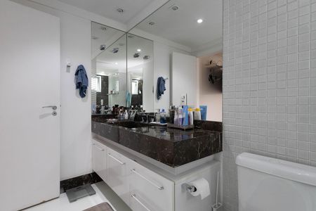 Casa de condomínio à venda com 560m², 5 quartos e 6 vagas Casa de condomínio à venda com 560m², 5 quartos e 6 vagasBanheiro da Suíte 3