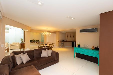 Sala  de casa de condomínio à venda com 5 quartos, 560m² em Horto Florestal, São Paulo