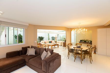 Sala  de casa de condomínio à venda com 5 quartos, 560m² em Horto Florestal, São Paulo