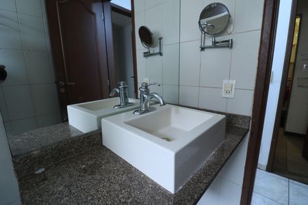 Apartamento para alugar com 70m², 2 quartos e 2 vagasBanheiro Social