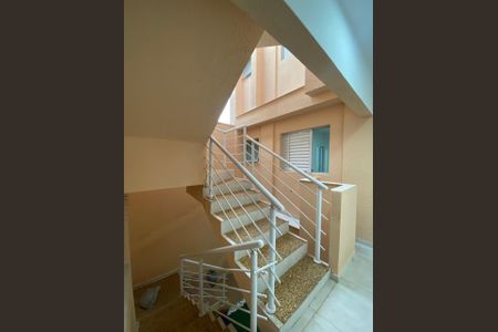 Escada de acesso de kitnet/studio para alugar com 1 quarto, 20m² em Vila Água Funda, São Paulo
