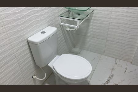 Banheiro de kitnet/studio para alugar com 1 quarto, 20m² em Vila Água Funda, São Paulo