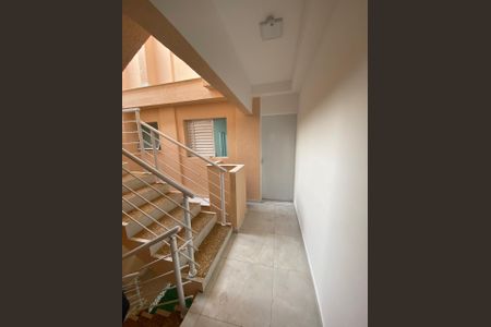 Escada de acesso de kitnet/studio para alugar com 1 quarto, 24m² em Vila Água Funda, São Paulo