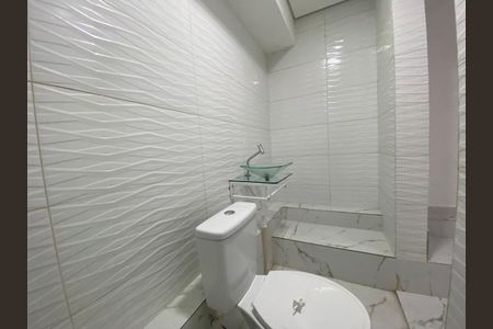 Banheiro de kitnet/studio para alugar com 1 quarto, 24m² em Vila Água Funda, São Paulo