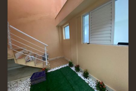 Escada de acesso de kitnet/studio para alugar com 1 quarto, 20m² em Vila Água Funda, São Paulo