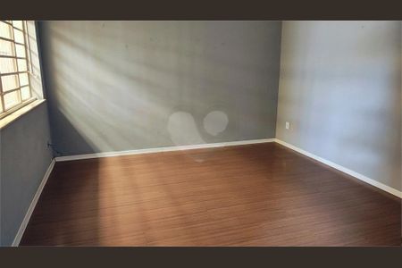 Casa à venda com 8 quartos, 250m² em Parque Peruche, São Paulo