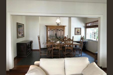 Casa à venda com 220m², 5 quartos e sem vaga