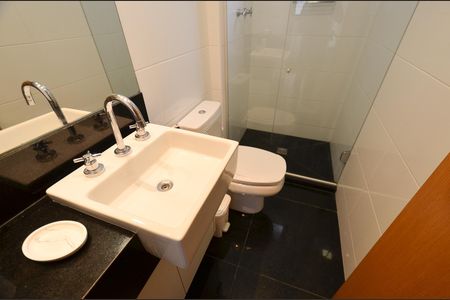 Banheiro suite de apartamento para alugar com 2 quartos, 65m² em Carmo, Belo Horizonte