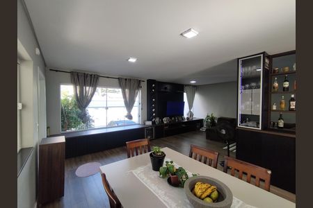 Casa à venda com 290m², 4 quartos e 2 vagasSala 