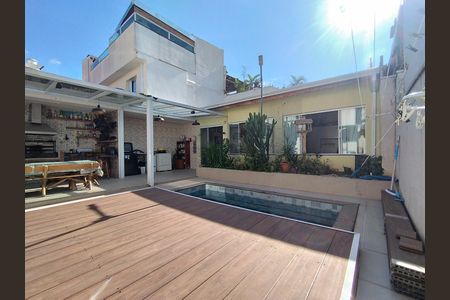 Casa à venda com 290m², 4 quartos e 2 vagasÁrea comum - Piscina