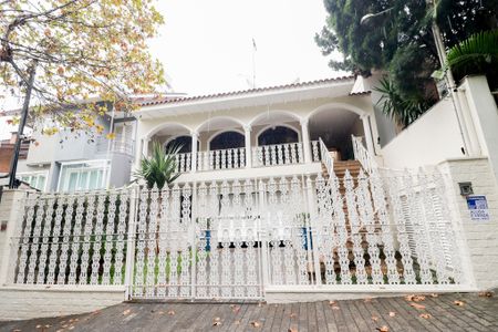 Casa para alugar com 275m², 3 quartos e 3 vagas Casa para alugar com 275m², 3 quartos e 3 vagasFachada