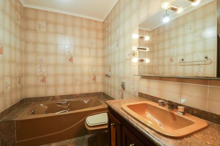 Casa para alugar com 275m², 3 quartos e 3 vagas Casa para alugar com 275m², 3 quartos e 3 vagasBanheiro da Suíte 1