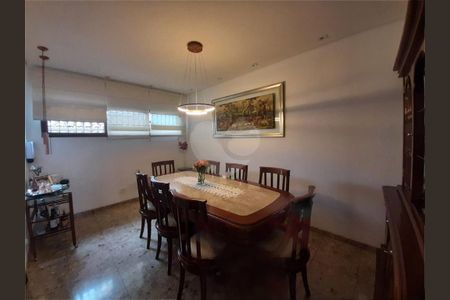 Casa à venda com 209m², 3 quartos e 3 vagas