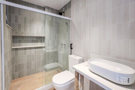 Banheiro de apartamento à venda com 1 quarto, 55m² em Humaitá, Rio de Janeiro