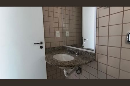 Apartamento à venda com 380m², 3 quartos e 2 vagas Apartamento à venda com 380m², 3 quartos e 2 vagasBanheiro da Suíte