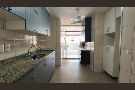 Apartamento à venda com 380m², 3 quartos e 2 vagas Apartamento à venda com 380m², 3 quartos e 2 vagasCozinha e Área de Serviço