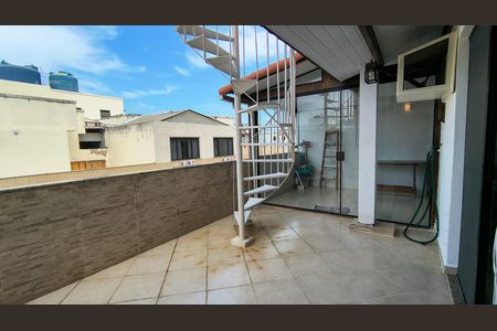Apartamento à venda com 380m², 3 quartos e 2 vagas Apartamento à venda com 380m², 3 quartos e 2 vagasVaranda da Suíte e Quarto 1