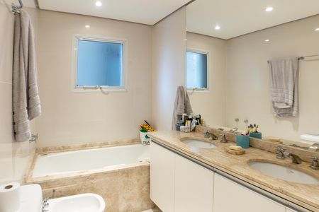 Apartamento à venda com 198m², 3 quartos e 3 vagasBanheiro da Suíte 1