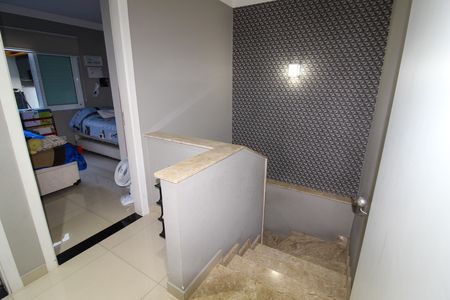 Casa à venda com 140m², 3 quartos e 2 vagas Casa à venda com 140m², 3 quartos e 2 vagasEscada