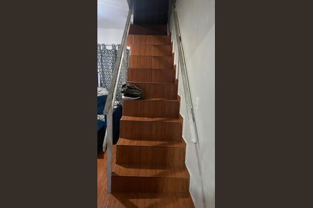 Casa à venda com 70m², 3 quartos e 2 vagas Casa à venda com 70m², 3 quartos e 2 vagasEscada