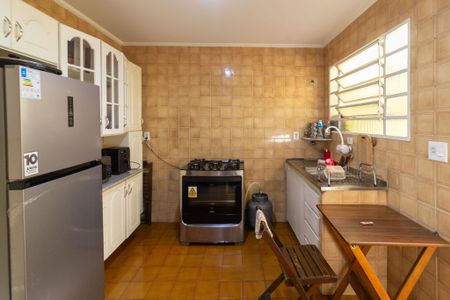 Casa à venda com 229m², 2 quartos e 4 vagas Casa à venda com 229m², 2 quartos e 4 vagasEdícula Cozinha