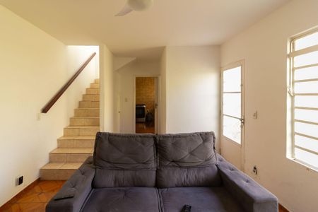 Casa à venda com 229m², 2 quartos e 4 vagas Casa à venda com 229m², 2 quartos e 4 vagasEdícula Sala