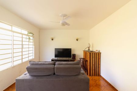 Casa à venda com 229m², 2 quartos e 4 vagas Casa à venda com 229m², 2 quartos e 4 vagasEdícula Sala