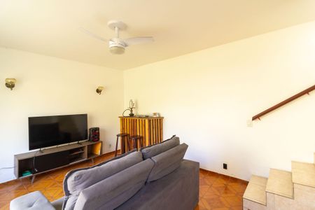 Casa à venda com 229m², 2 quartos e 4 vagas Casa à venda com 229m², 2 quartos e 4 vagasEdícula Sala
