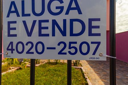 Casa à venda com 240m², 4 quartos e 3 vagas Casa à venda com 240m², 4 quartos e 3 vagasplaca
