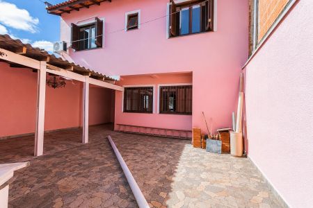 Casa à venda com 240m², 4 quartos e 3 vagas Casa à venda com 240m², 4 quartos e 3 vagasVista do Quarto/Casa nos fundos