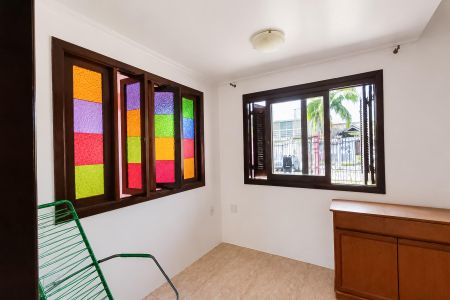 Casa à venda com 240m², 4 quartos e 3 vagas Casa à venda com 240m², 4 quartos e 3 vagasSala